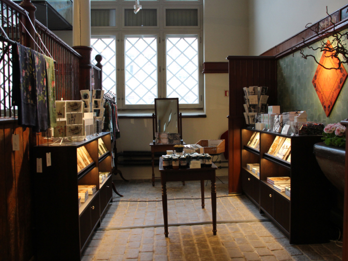 Det er en liten museumsbutikk i tilknytning til KunstStallen. Foto: Liv Osmundsen, Det kongelige hoff